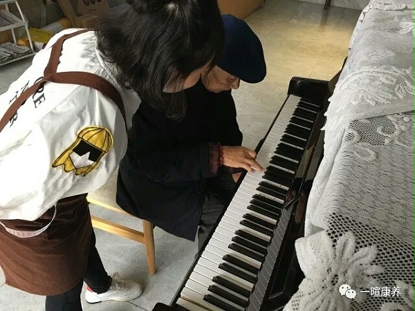 一暄康养照护师教刘爷爷弹钢琴