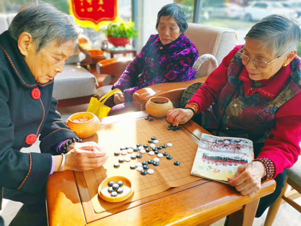 成都养老院一暄康养老人风采-下五子棋