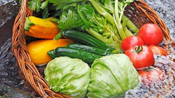 成都养老院经验分享:如何去除蔬菜上的农药-水浸泡蔬菜水果