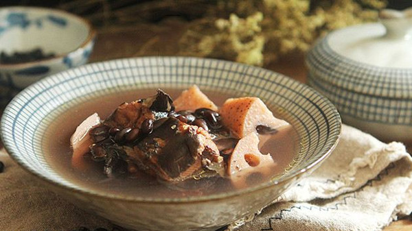 成都养老院经验分享：黑豆养生食谱——黑豆莲藕鸡汤