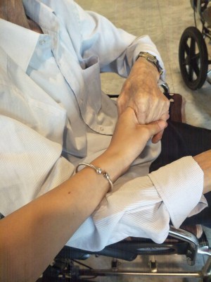 李爷爷与照护师握手