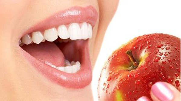 成都养老院经验分享-长寿秘诀：细嚼慢咽-嘴巴吃苹果