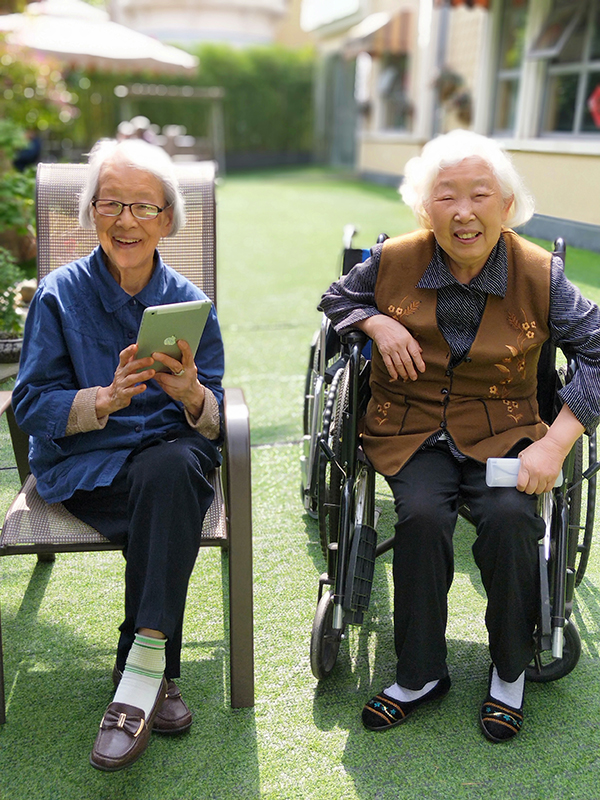 百岁老奶奶手拿iPad