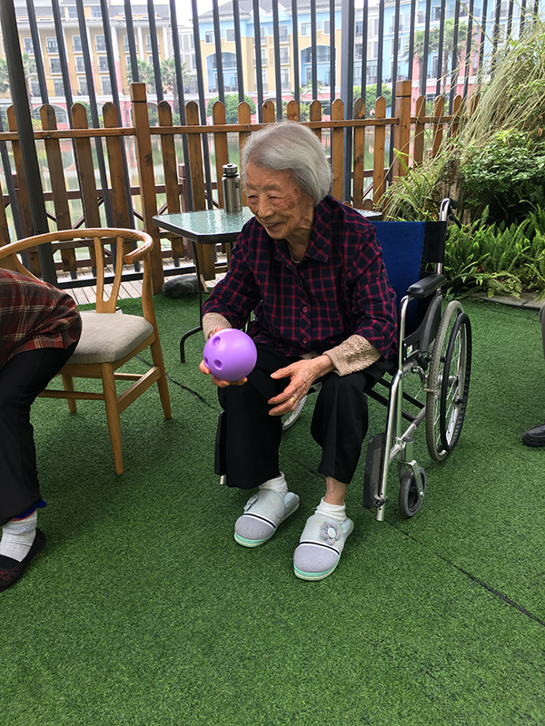 百岁老奶奶玩球