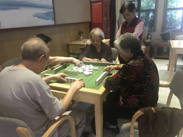 大王奶奶和院内老人一起打麻将