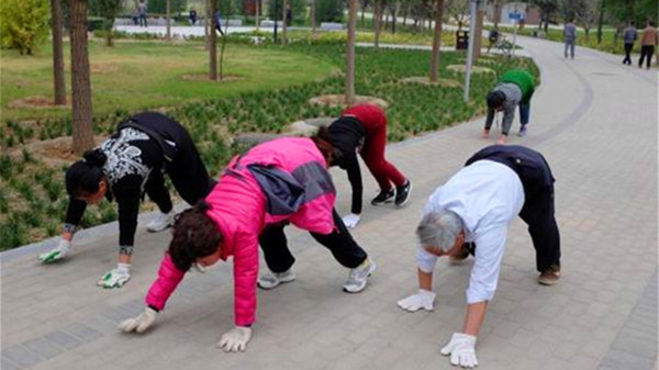 成都养老院经验分享-抗衰老和延年益寿“勤奋”当先-爷爷奶奶锻炼身体