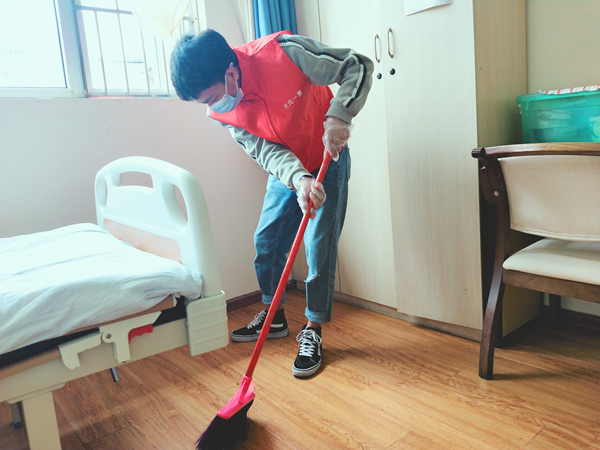 天元一善志愿者为成都养老院的爷爷奶奶打扫卫生1