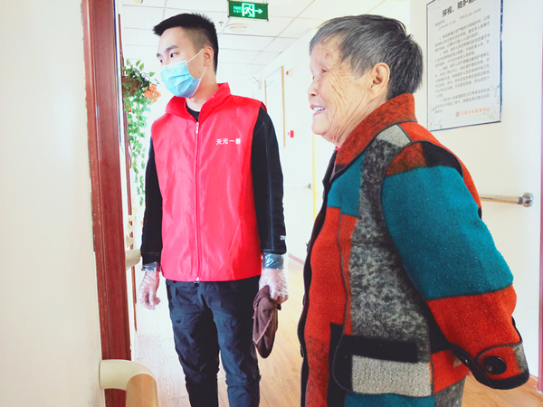 天元一善志愿者陪成都康养结合养老院的爷爷奶奶聊天