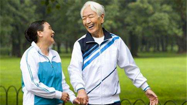 成都养老院经验分享抗衰老和延年益寿“勤奋”当先-爷爷奶奶相视而笑