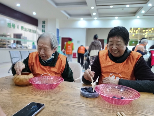 一暄康养双流院重阳游园会-夹棋子