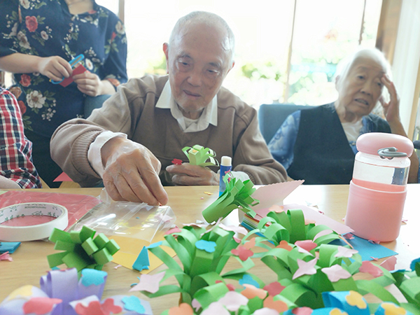 成都金牛区养老院一暄康养组织老人参与折纸花活动2
