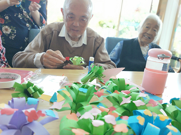 成都养老院一暄康养组织老人参与折纸花活动2