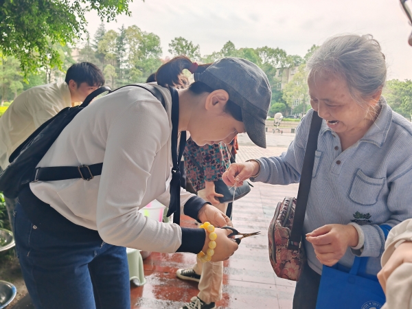 一暄康养帮社区居民做扎染