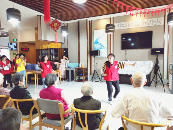 四川文化旅游职业学院的志愿者表演2