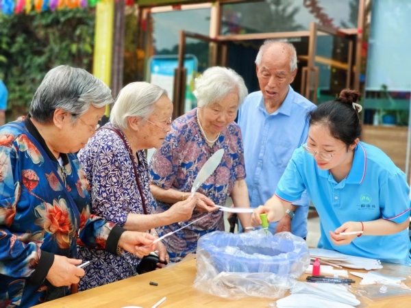 一起制作漆扇的爷爷奶奶们