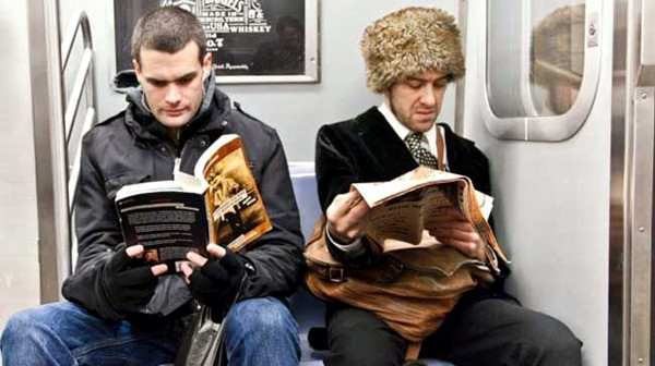 成都养老院一暄康养为您揭露搭乘地铁的4个健康法则（下）-坐地铁看书看报
