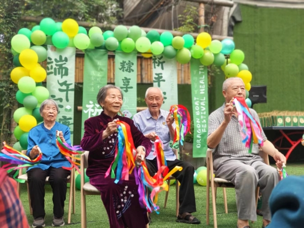 一暄康养双流院长者表演手势舞